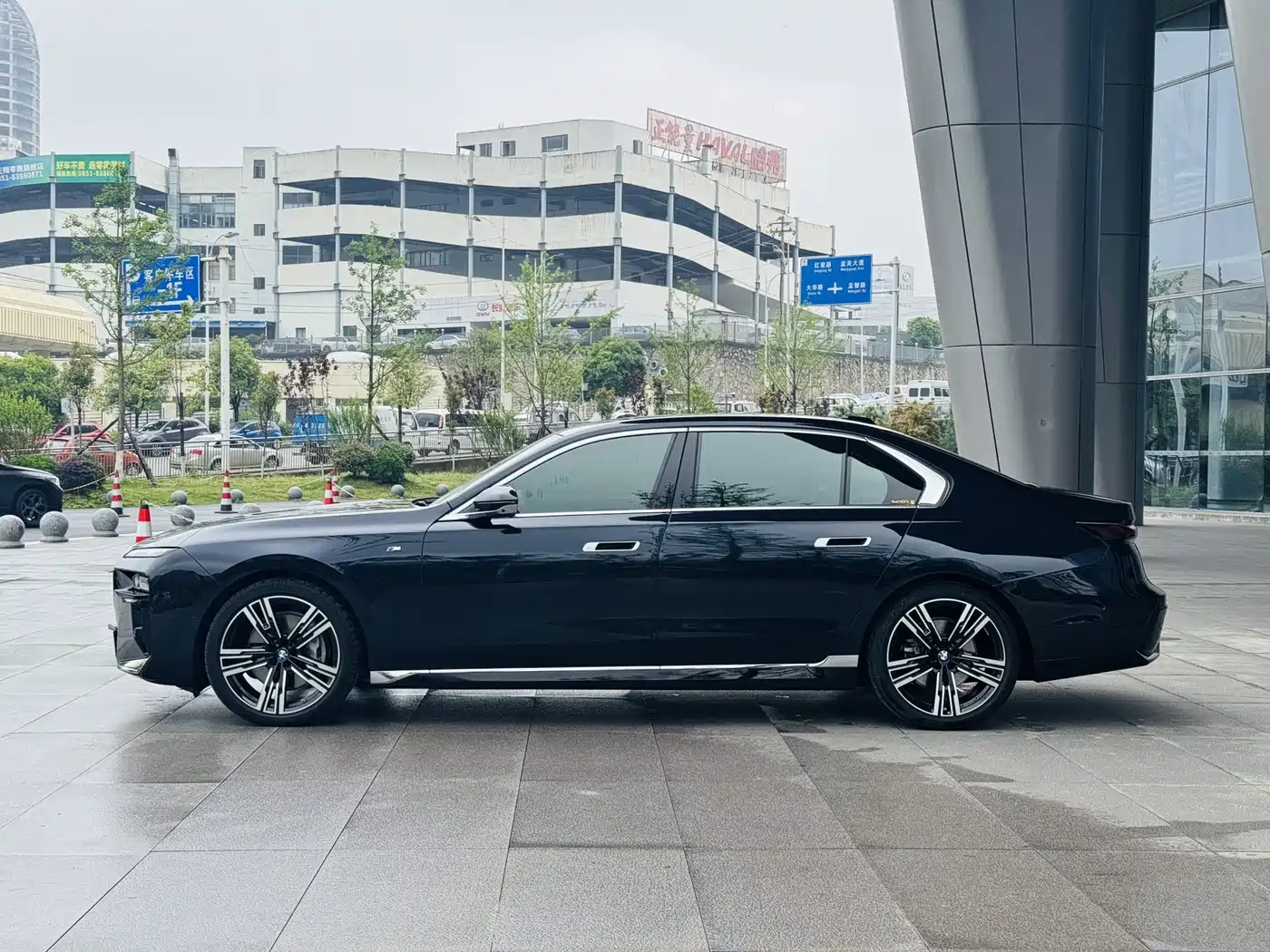 BMW 7 Series 2023 Model 740Li Leading M Sport Package фото 3