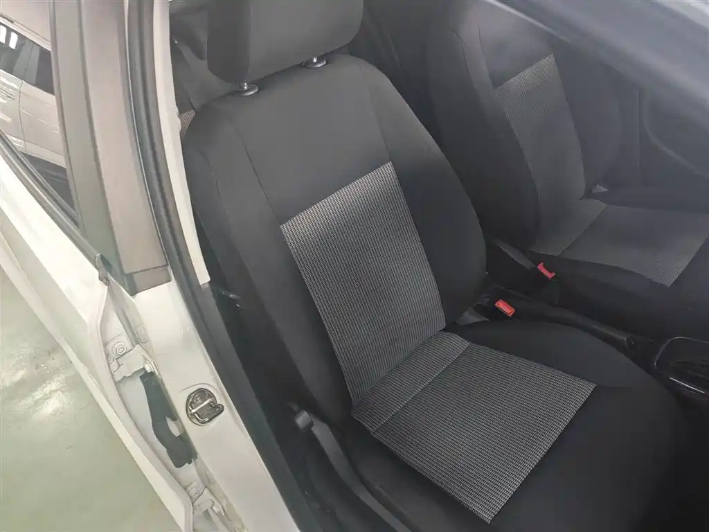 Volkswagen Polo 2016 1.4L Automatic Trend фото 20