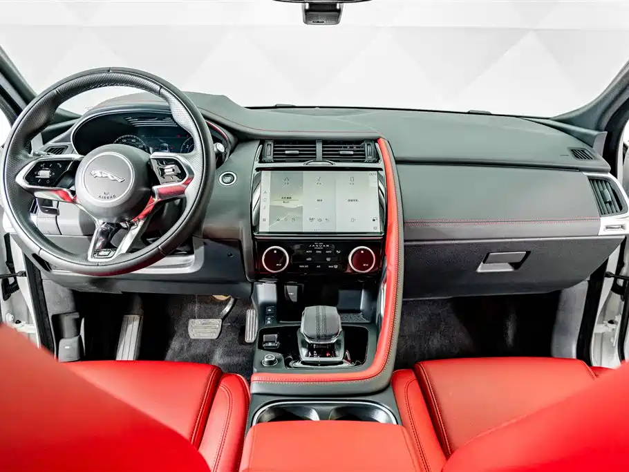 Фото 12 - Jaguar E-PACE