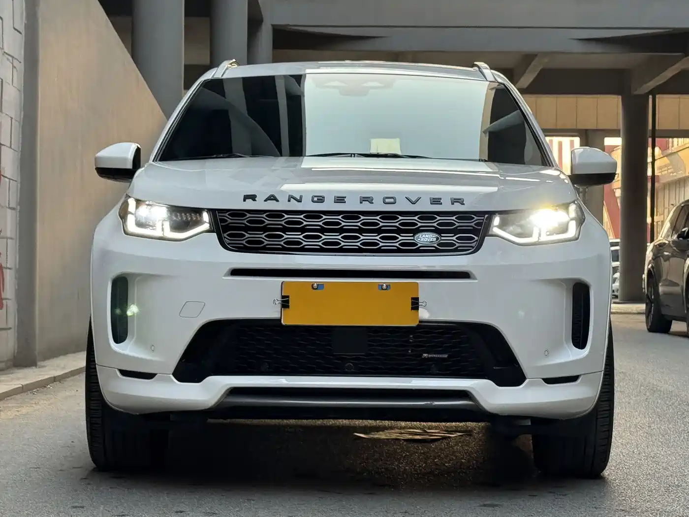 Land Rover Discovery Sport 2022 Model 249PS R-Dynamic S Performance Edition 5-Seater фото 2