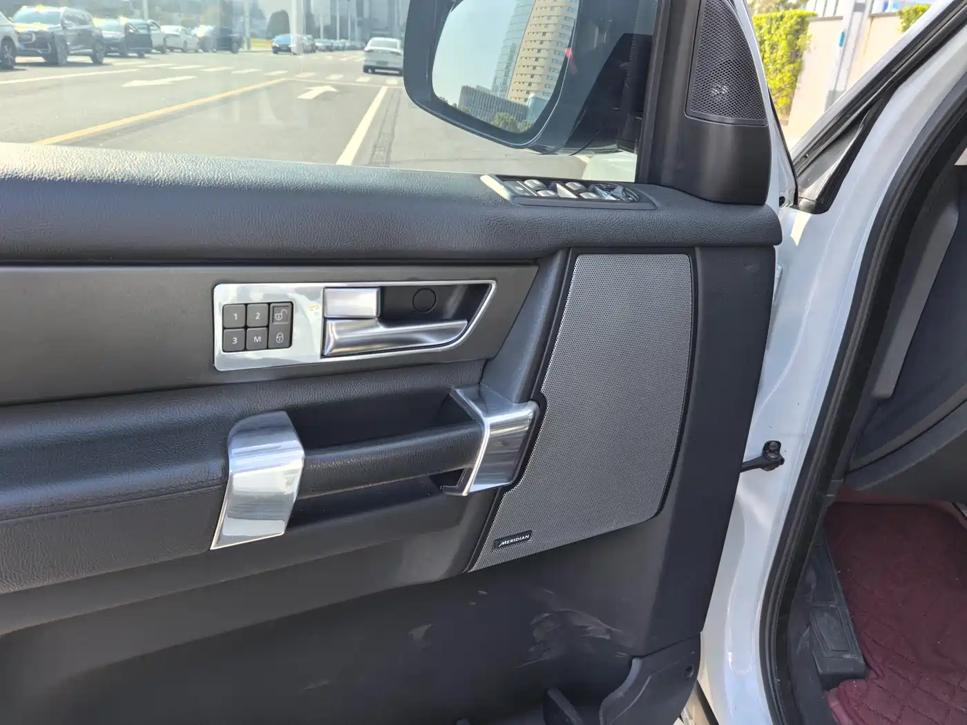 Land Rover Discovery 2015 3.0 SC V6 SE фото 15