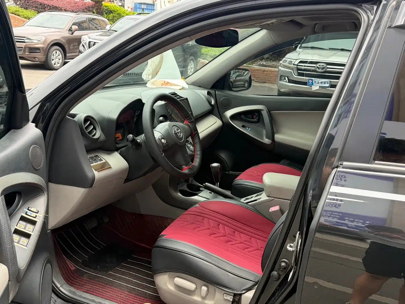 Toyota RAV4 Rongfang 2011 2.0L Automatic Luxury Edition фото 4