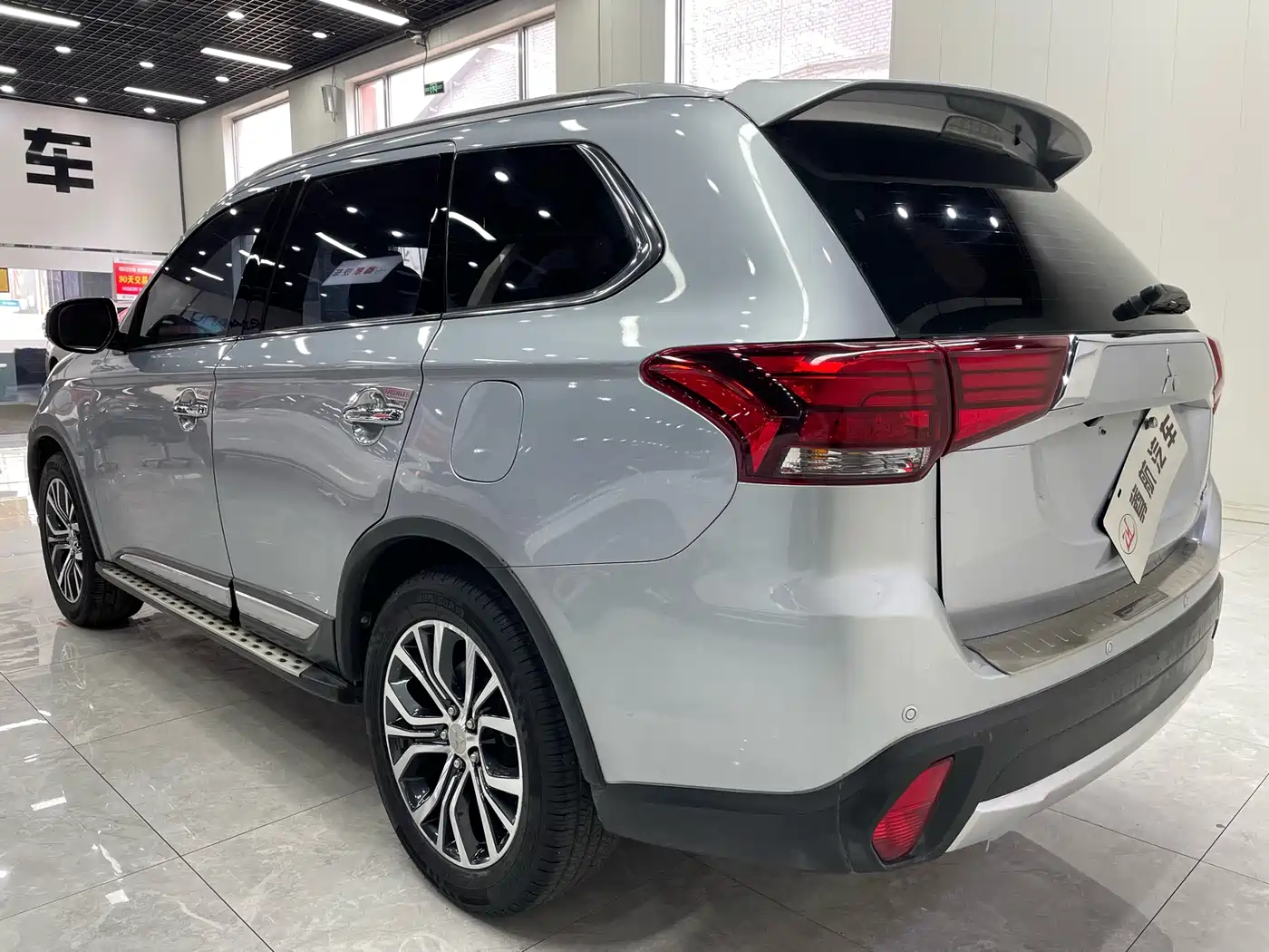 MITSUBISHI OUTLANDER