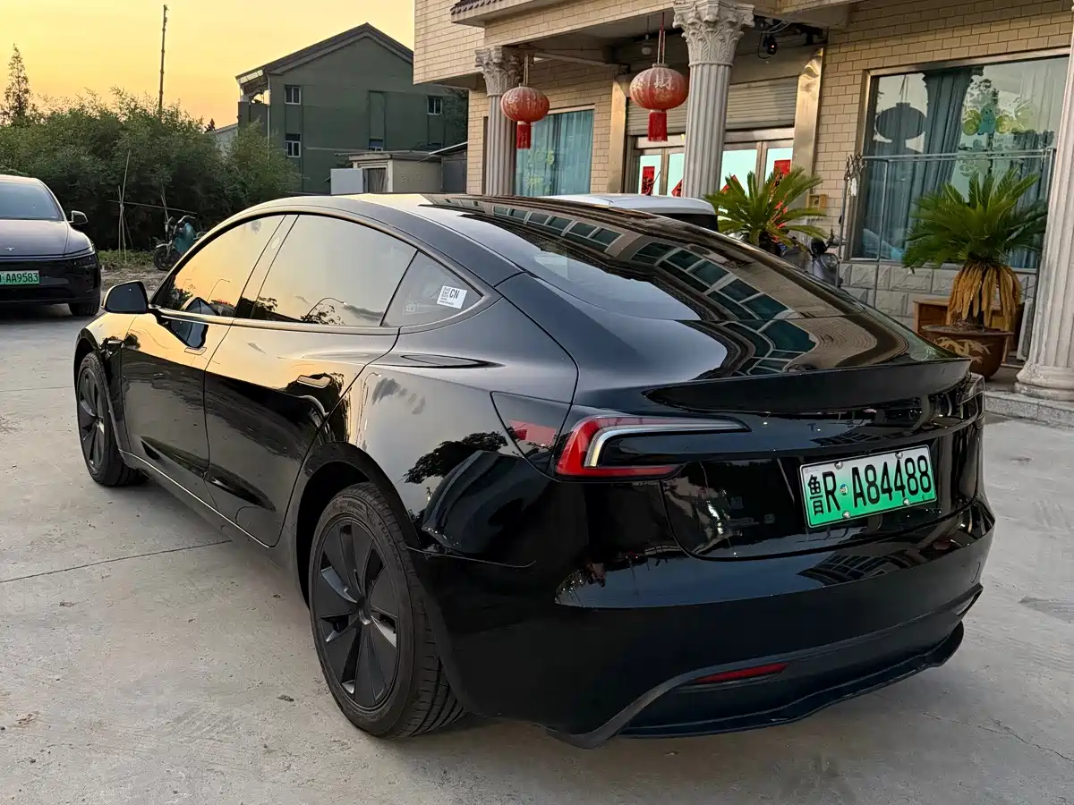 Фото 6 - Tesla Model 3