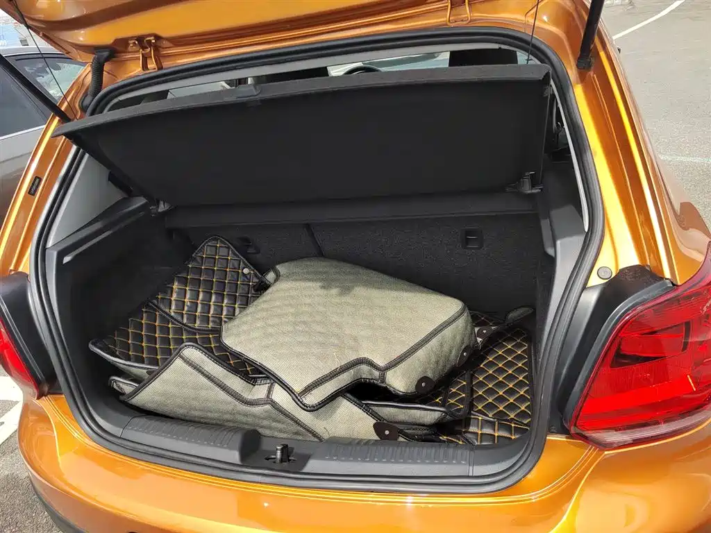 Volkswagen Polo 2016 1.6L Cross Polo Automatic фото 19