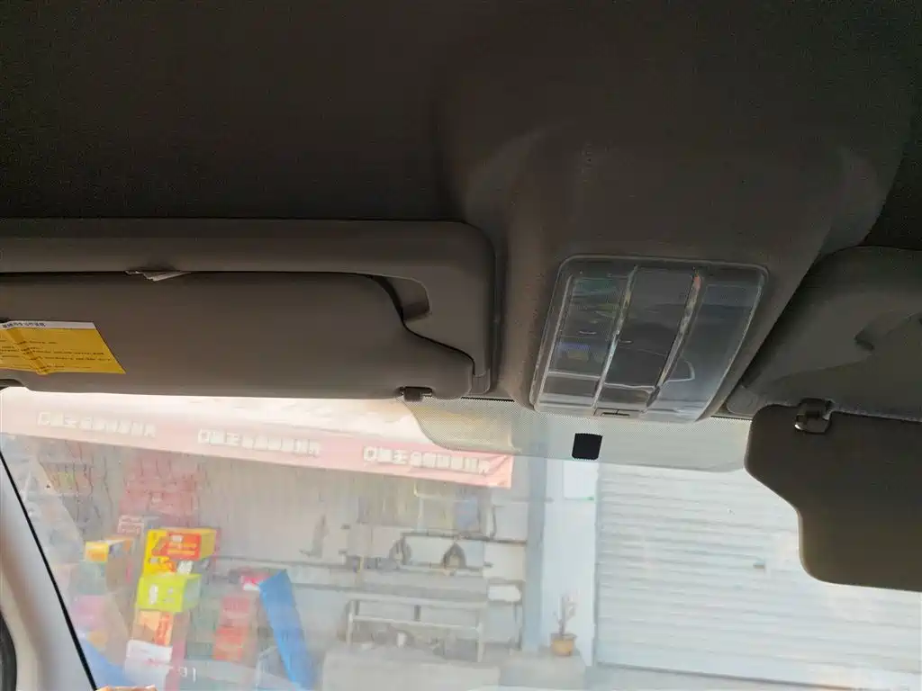 SAIC Maxus Xintu V80 2021 2.0T Manual Classic City Delivery King Short Wheelbase Medium Roof 3-seater фото 9