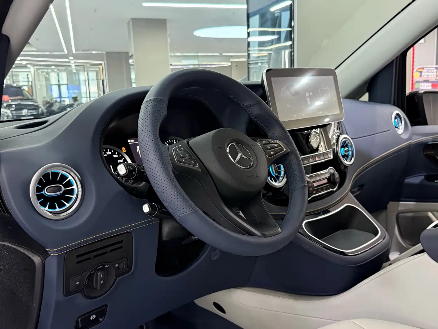 Mercedes-Benz Vito 2023 2.0T Business 7-Seater фото 5