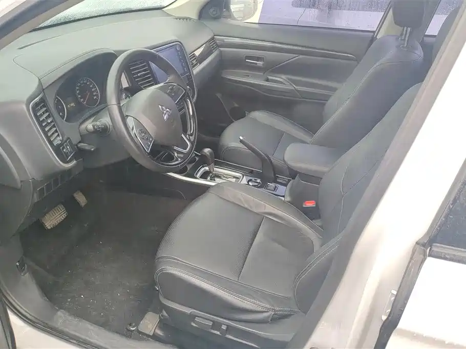MITSUBISHI OUTLANDER