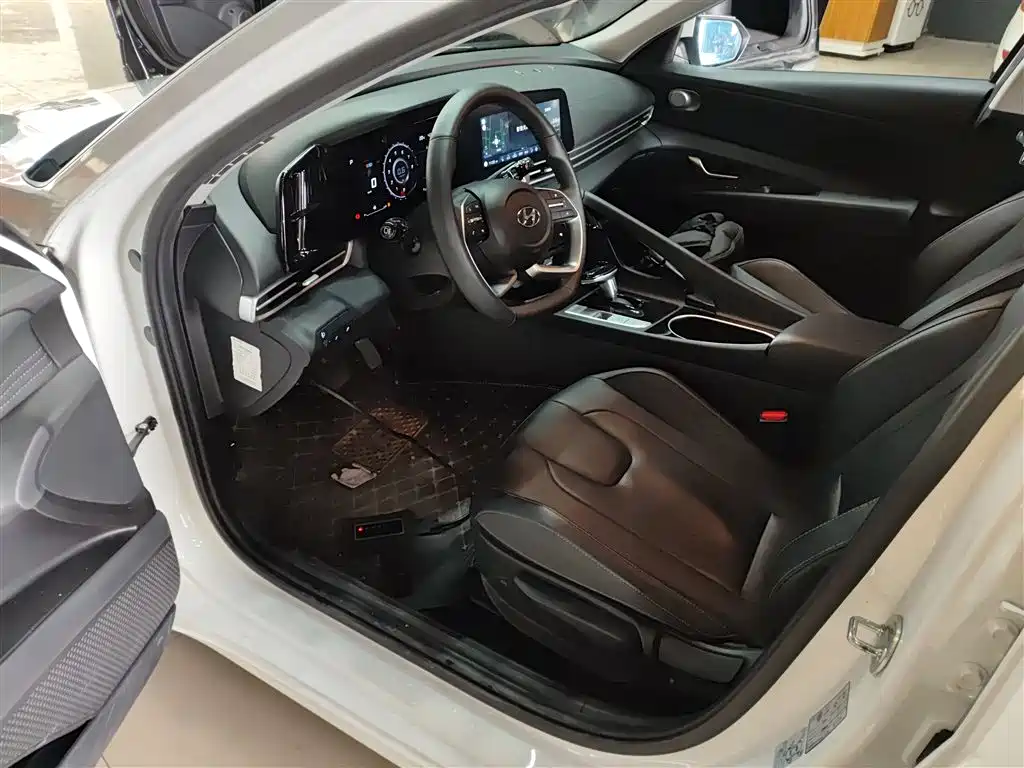 Hyundai Elantra 2022 1.5L CVT GLX Elite Edition фото 16