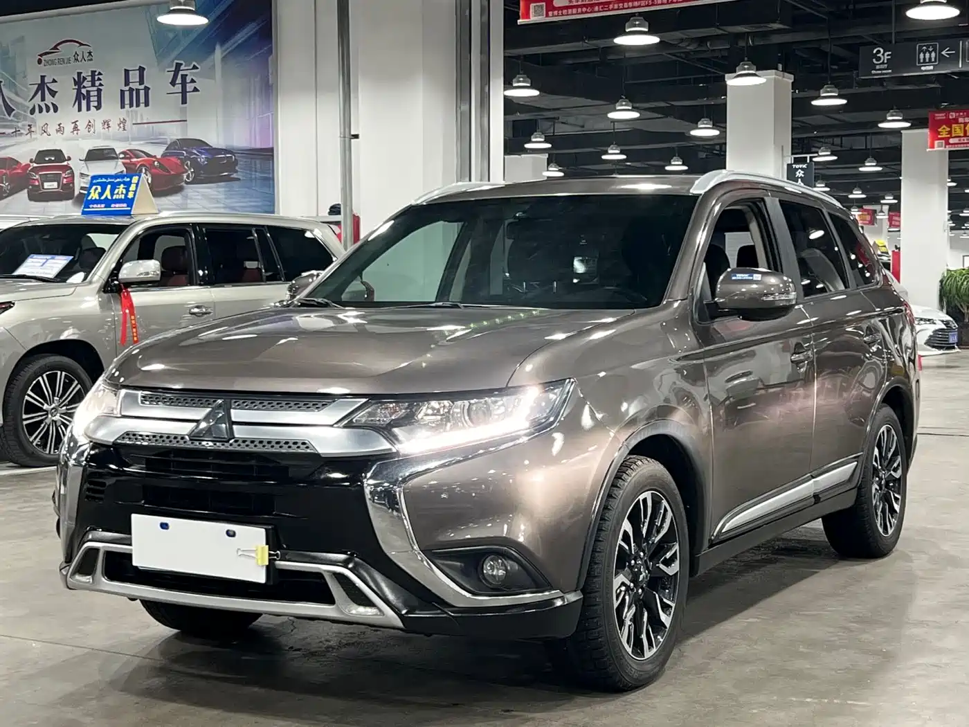 Mitsubishi Outlander 2020 2.0L 2WD Premium 5-seater фото 3