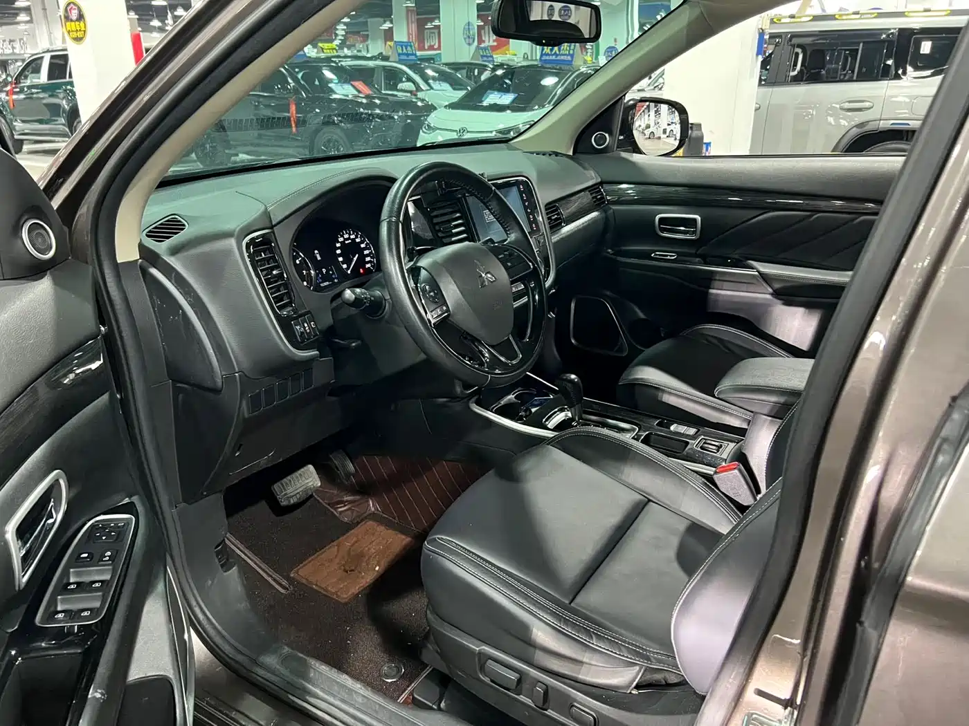 Mitsubishi Outlander 2020 2.0L 2WD Premium 5-seater фото 8