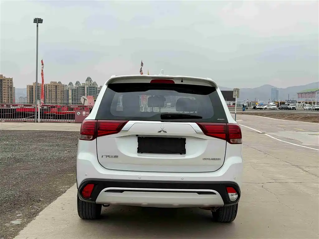 MITSUBISHI OUTLANDER