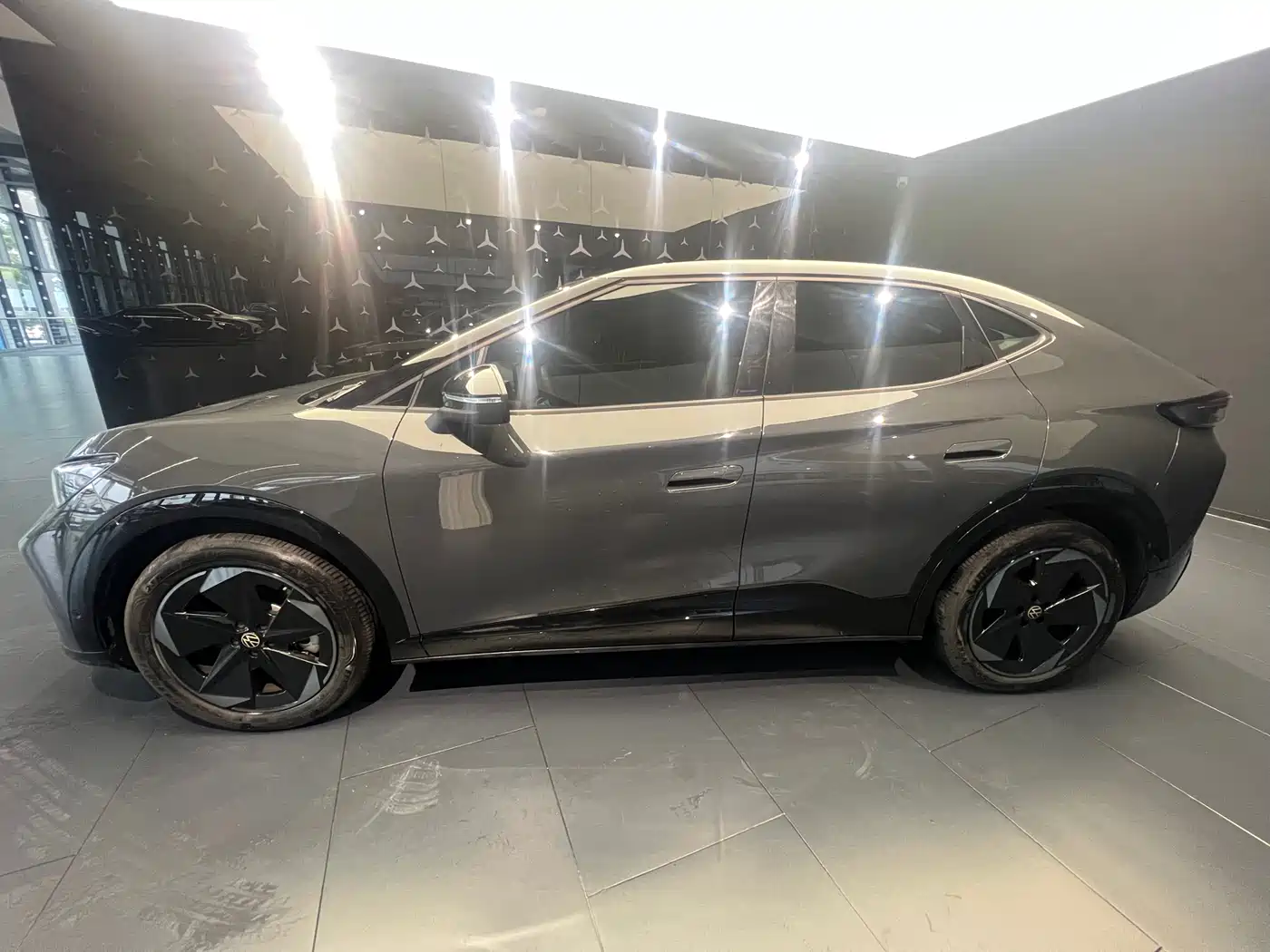 VOLKSWAGEN WITH THE CROWD 06