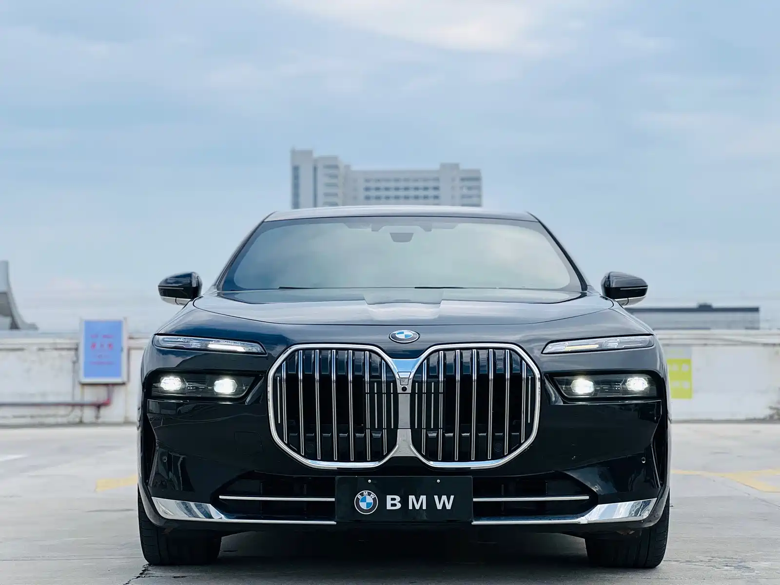Фото 1 - BMW 7 Series