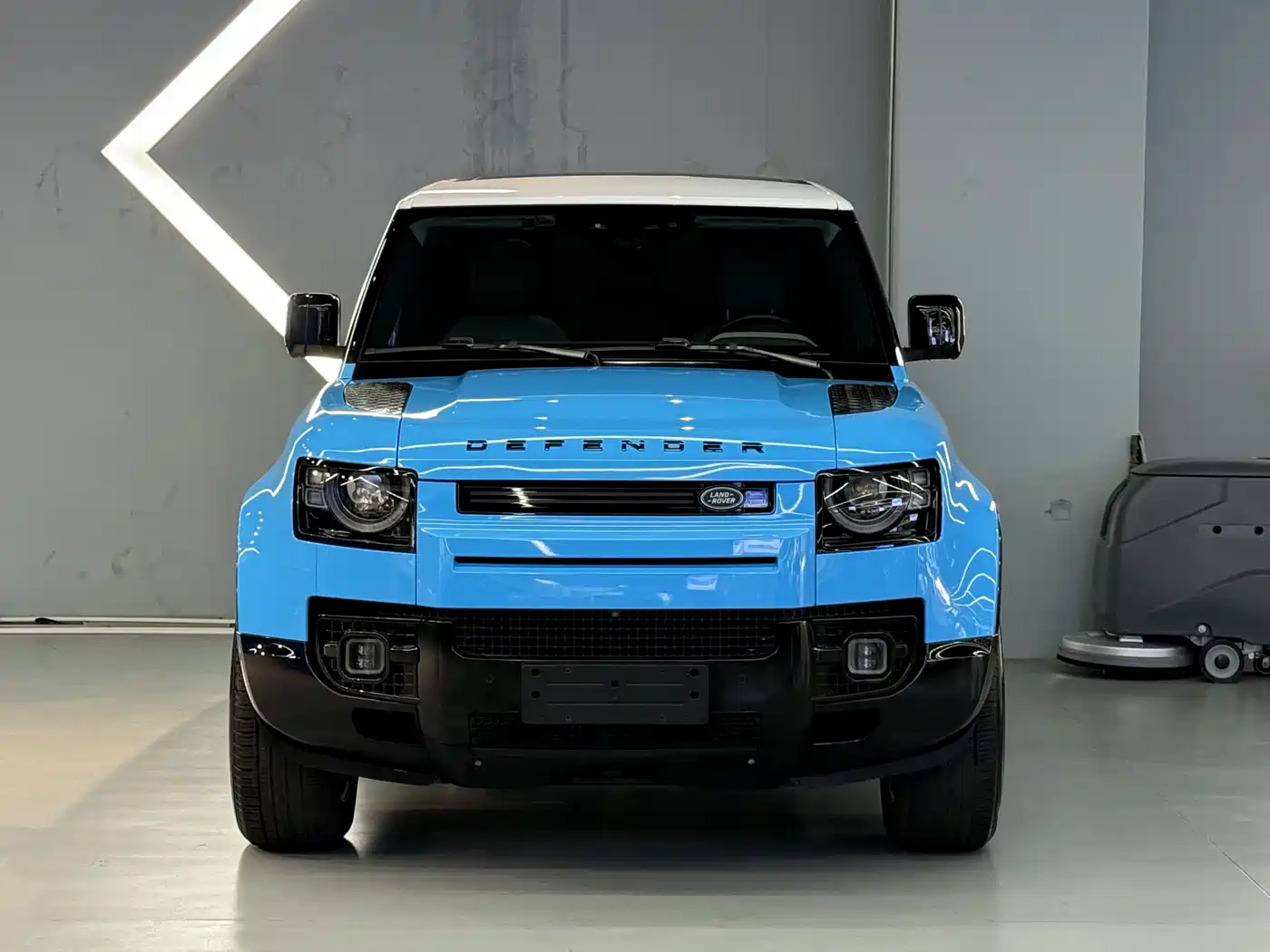 Photo 2 - Land Rover Defender