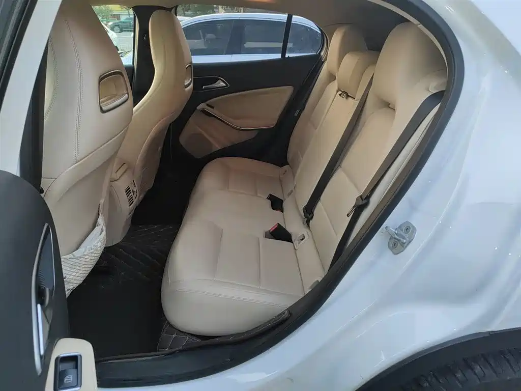 Mercedes-Benz GLA 2016 GLA 200 Dynamic фото 13