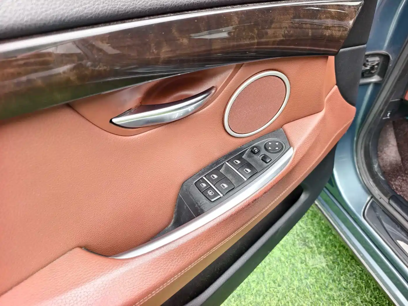 BMW 5 Series GT 2010 535i Luxury Model фото 8