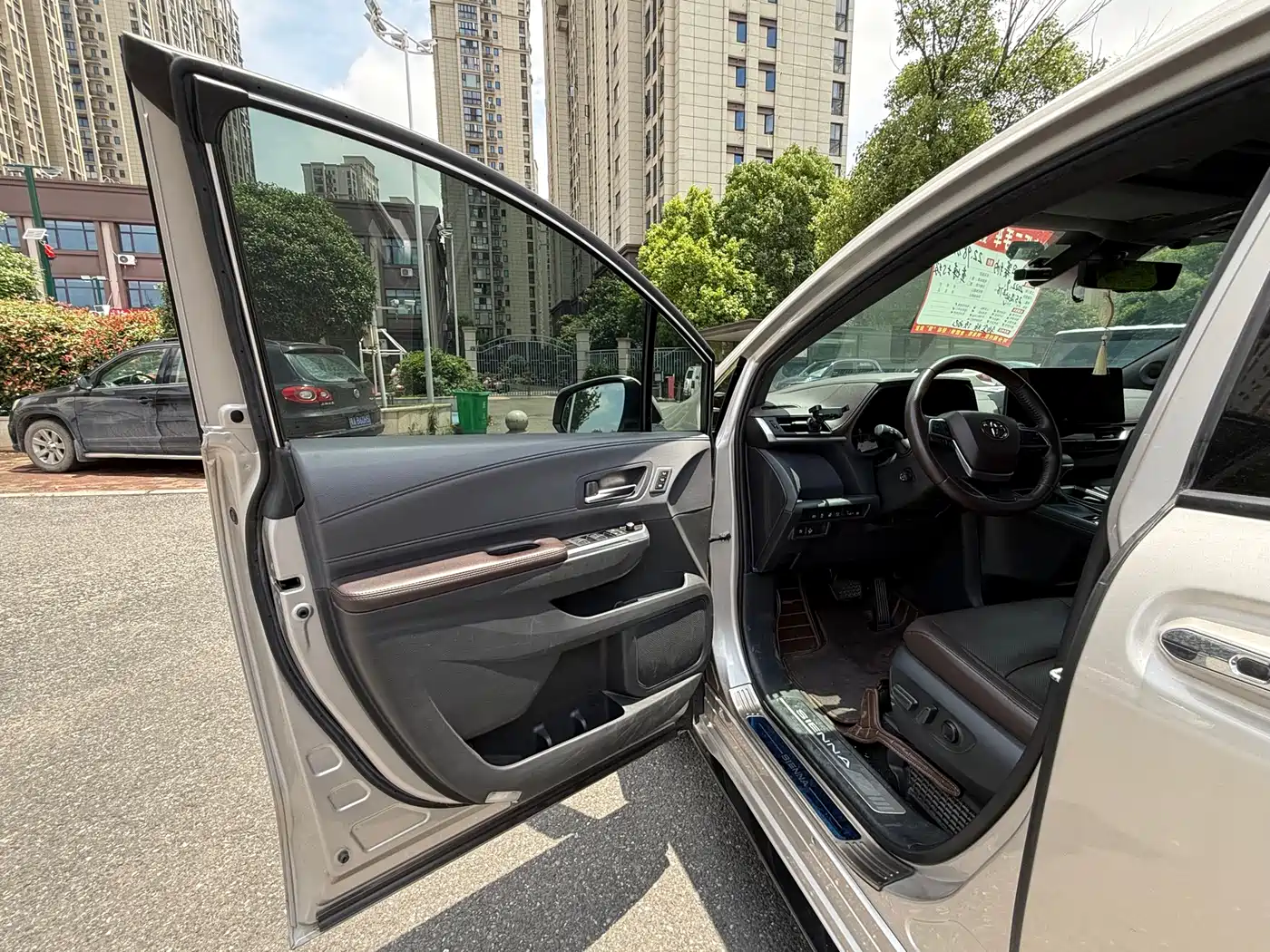 Toyota Sienna 2021 2.5L Hybrid Platinum Edition фото 6