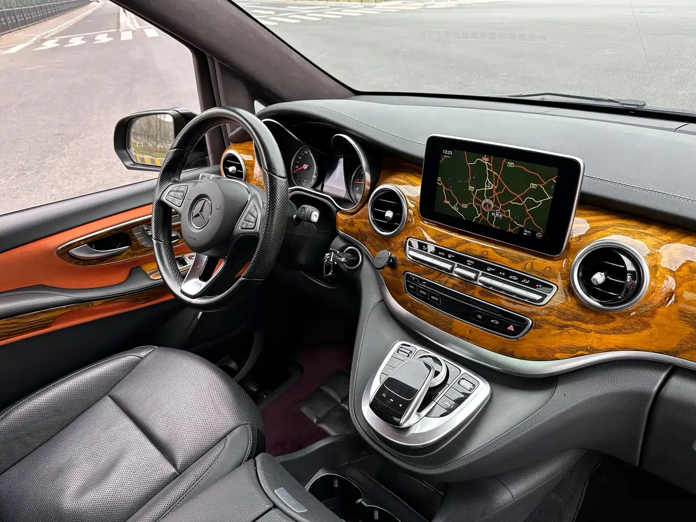 Mercedes-Benz V-Class 2017 Model V 260 L Premium Extended Edition фото 14
