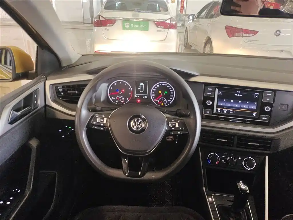 VOLKSWAGEN POLO