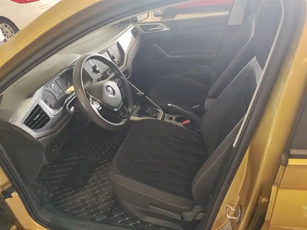 VOLKSWAGEN POLO