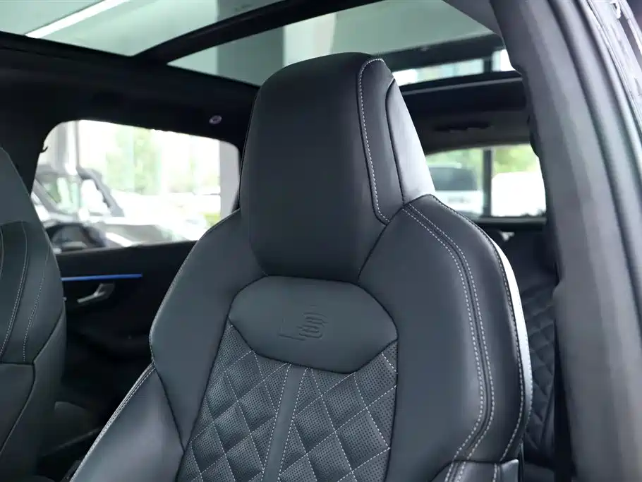 Audi SQ7 2024 4.0 TFSI Dark Knight Edition фото 25