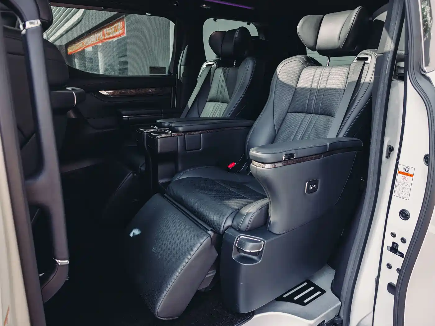 Toyota Alphard 2021 Hybrid 2.5L Premium фото 9