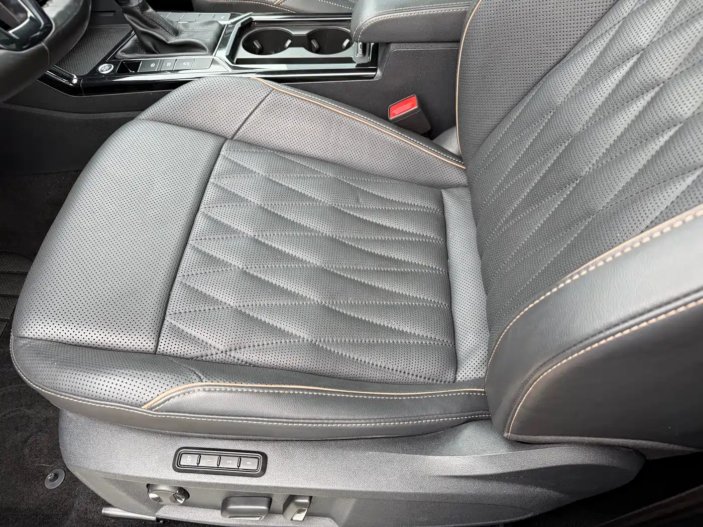 Volkswagen Passat 2019 330TSI Luxury Edition China VI фото 3