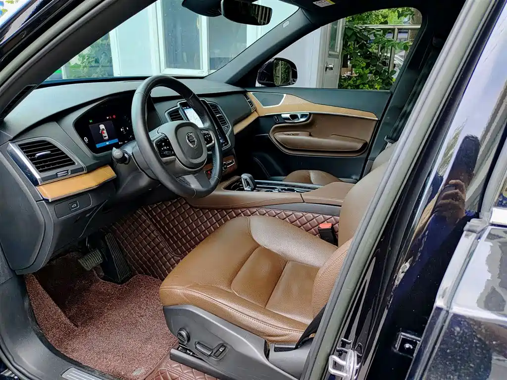 VOLVO XC90