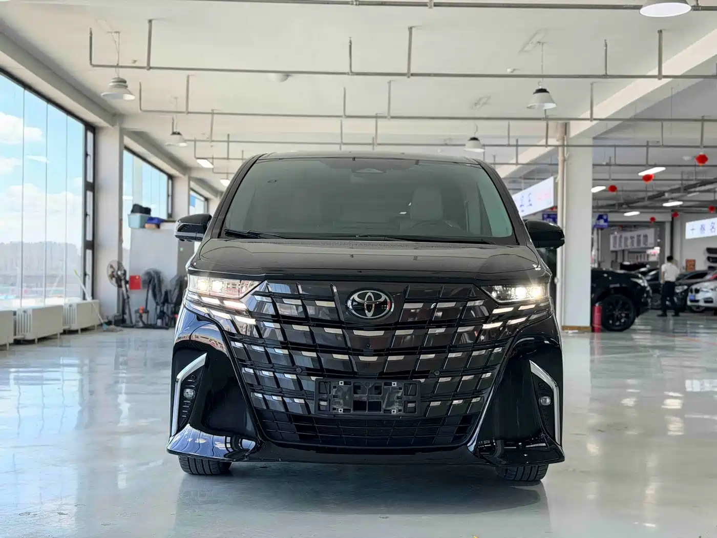 Toyota Alphard 2024 Hybrid 2.5L Ultimate Enjoyment Edition фото 2