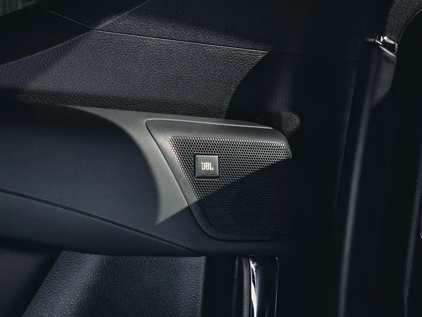 Toyota Alphard 2021 Hybrid 2.5L Premium фото 12