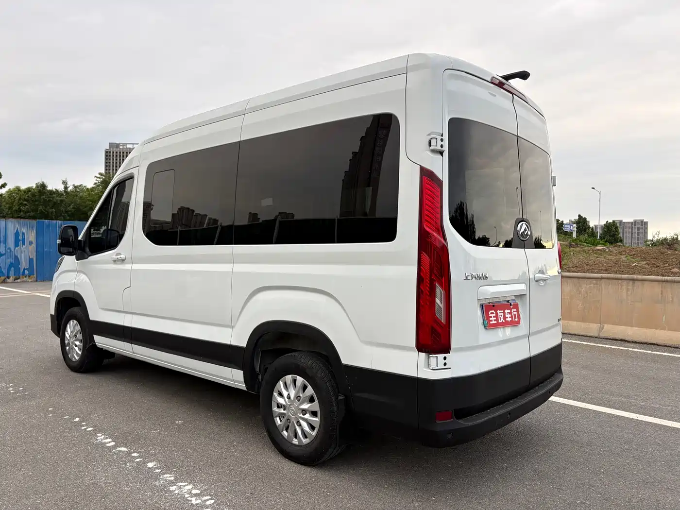 SAIC Maxus Xintu V90 2021 2.0T Automatic Smart Transporter RWD Single Tire Long Wheelbase High Roof 7-seater фото 3