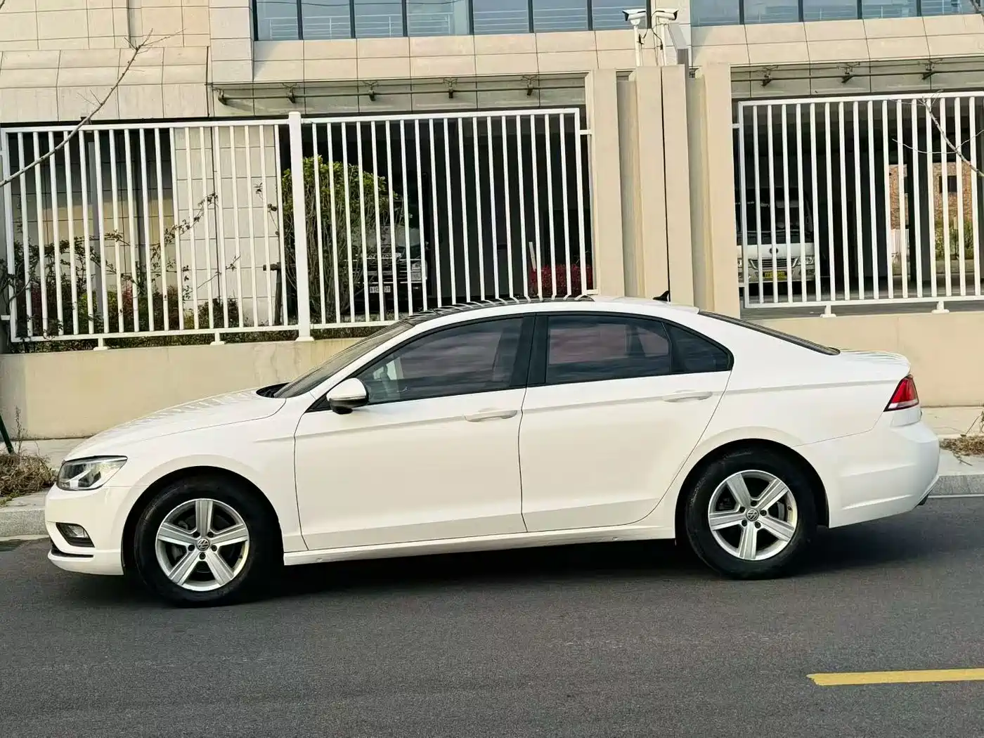 Volkswagen Lamando 2017 230TSI DSG Trend Edition фото 2