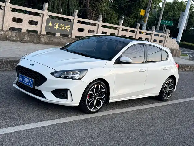 Ford Focus Хэтчбек, EcoBoost 180, автомат, ST Line