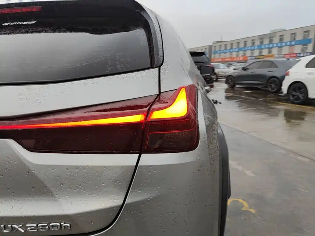 Photo 8 - Lexus UX