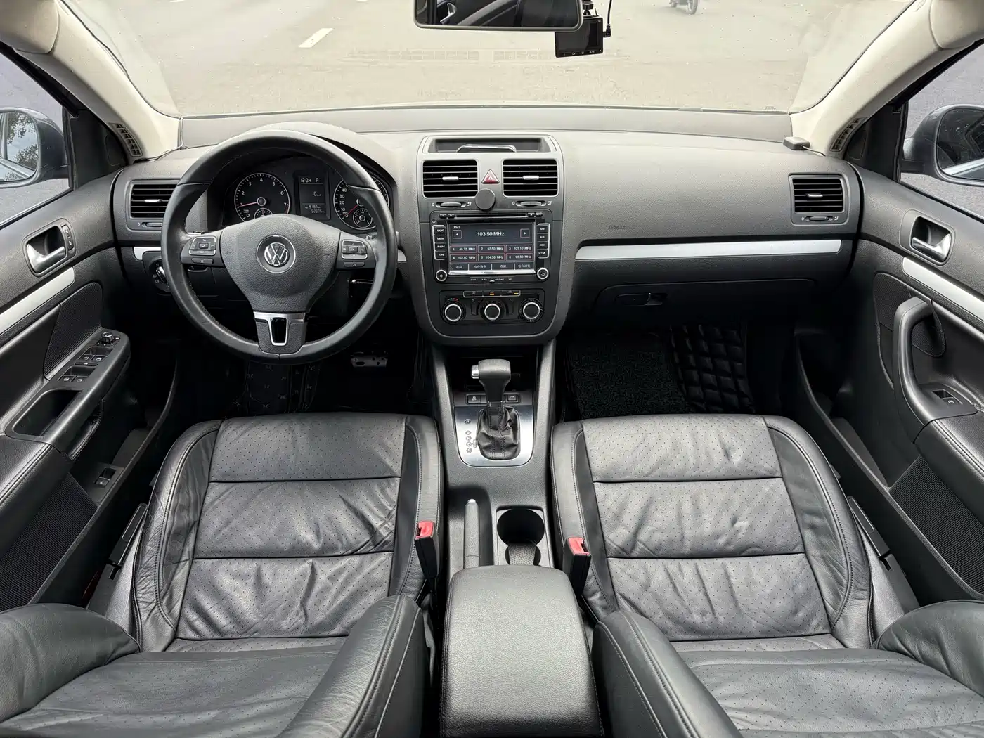 Volkswagen Sagitar 2011 1.6L Automatic Fashion фото 11
