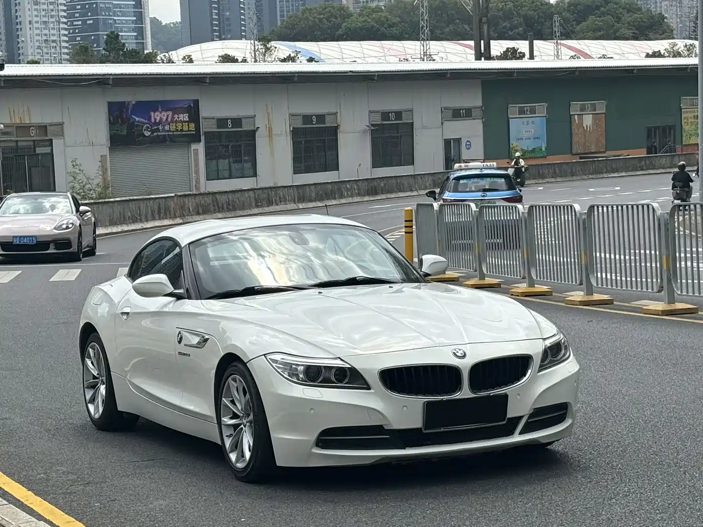 BMW Z4 2013 sDrive20i Leading фото 18