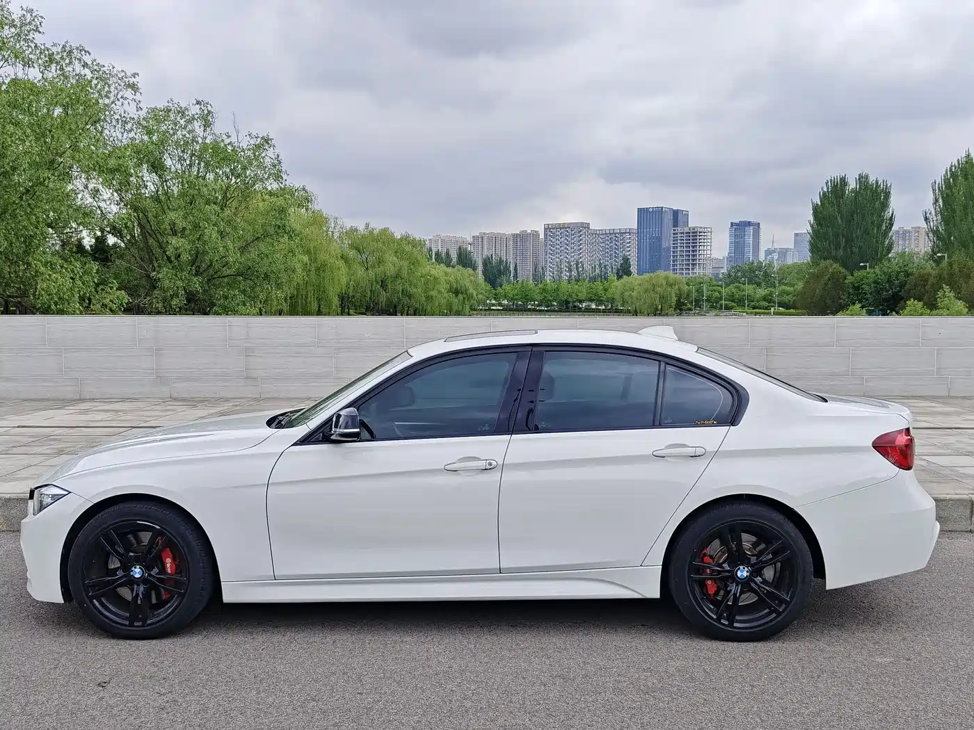 BMW 3 Series 2019 320i M Sport Black Night Edition фото 5