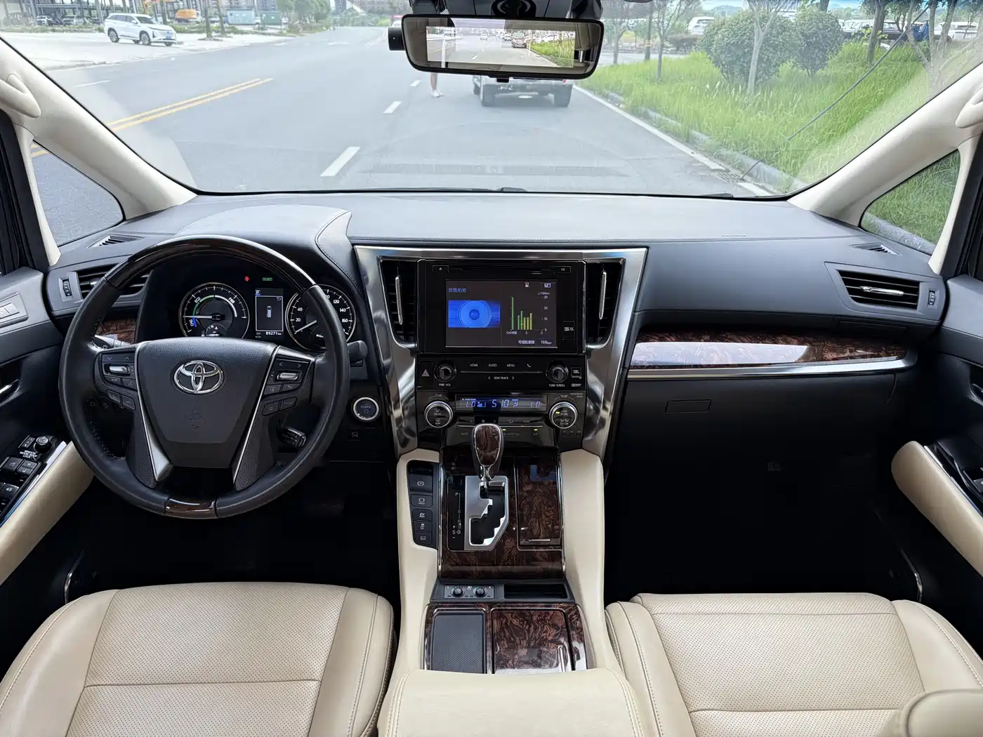Toyota Alphard 2019 Hybrid 2.5L Luxury фото 11