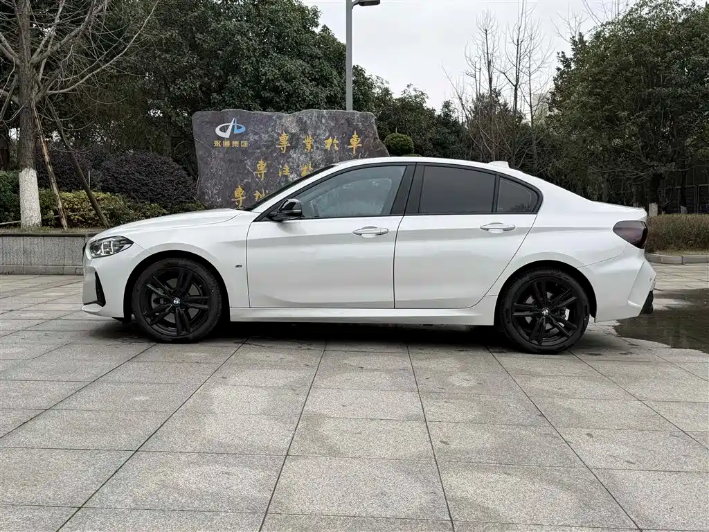 BMW 1 Series 2023 125i M Sport Shadow Edition фото 3