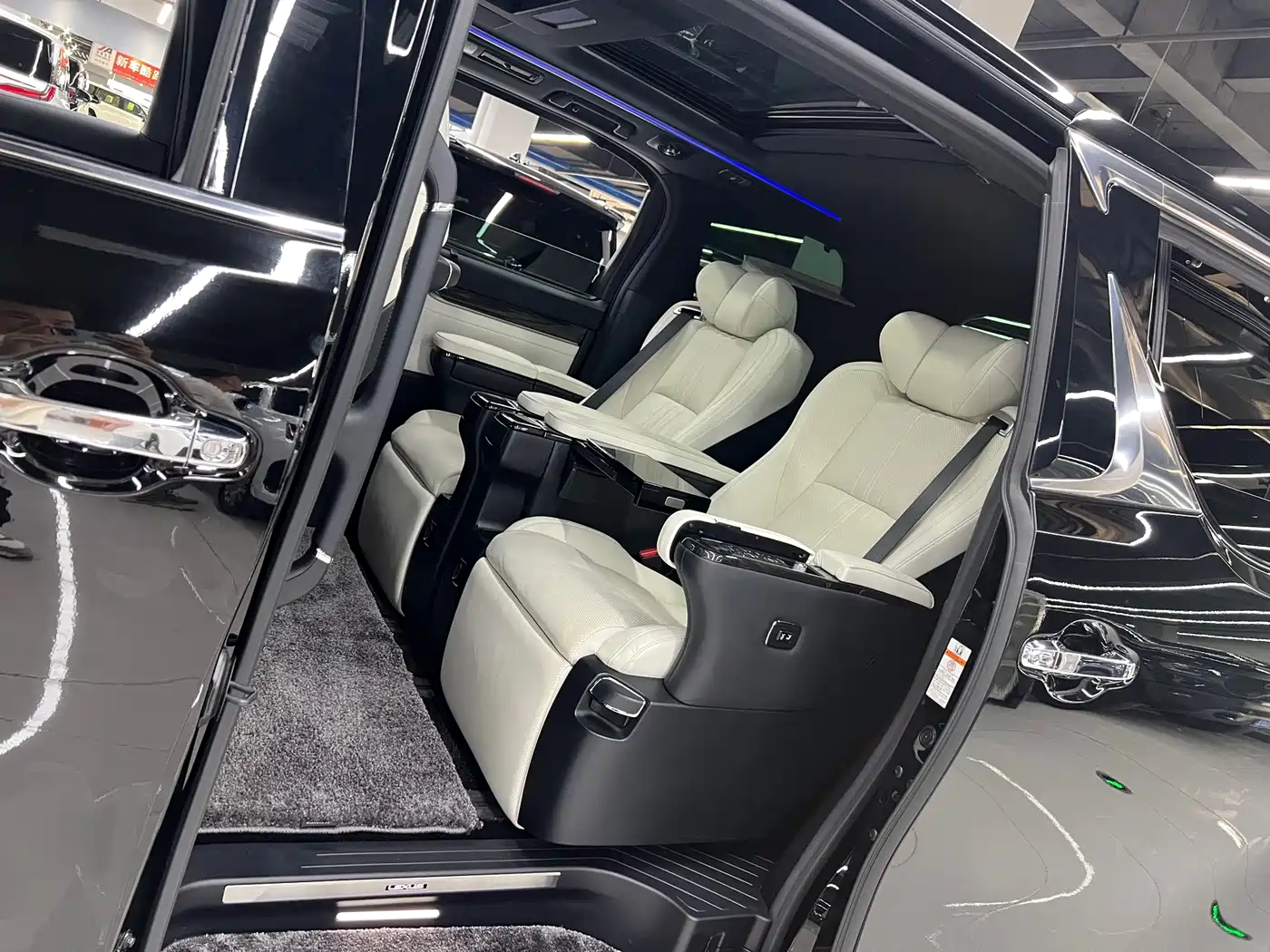 Lexus LM 2020 300h Seven-Seater Elegance Edition фото 11