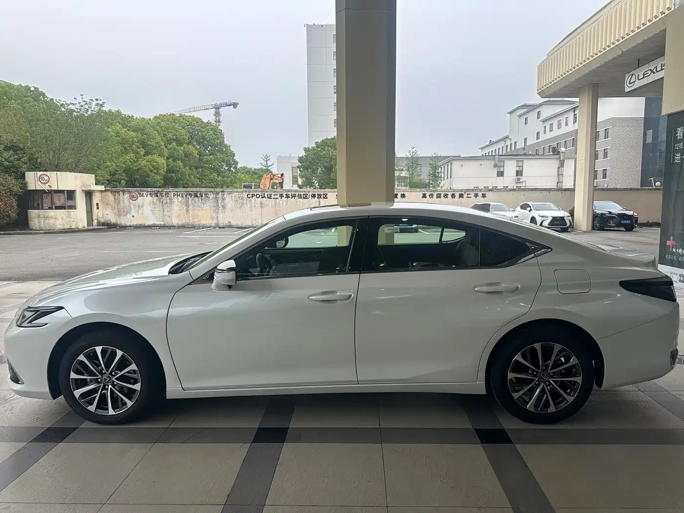 Lexus ES 2025 200 Ultimate Edition фото 3
