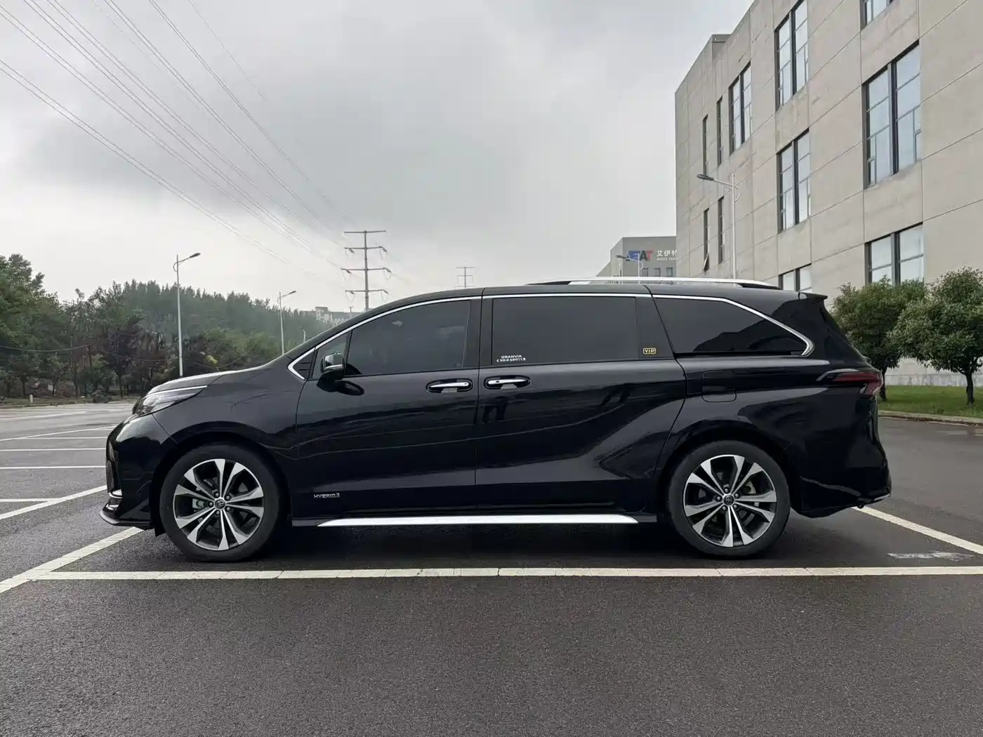 Toyota Granvia 2023 2.5L Hybrid Flagship VIP Edition фото 16