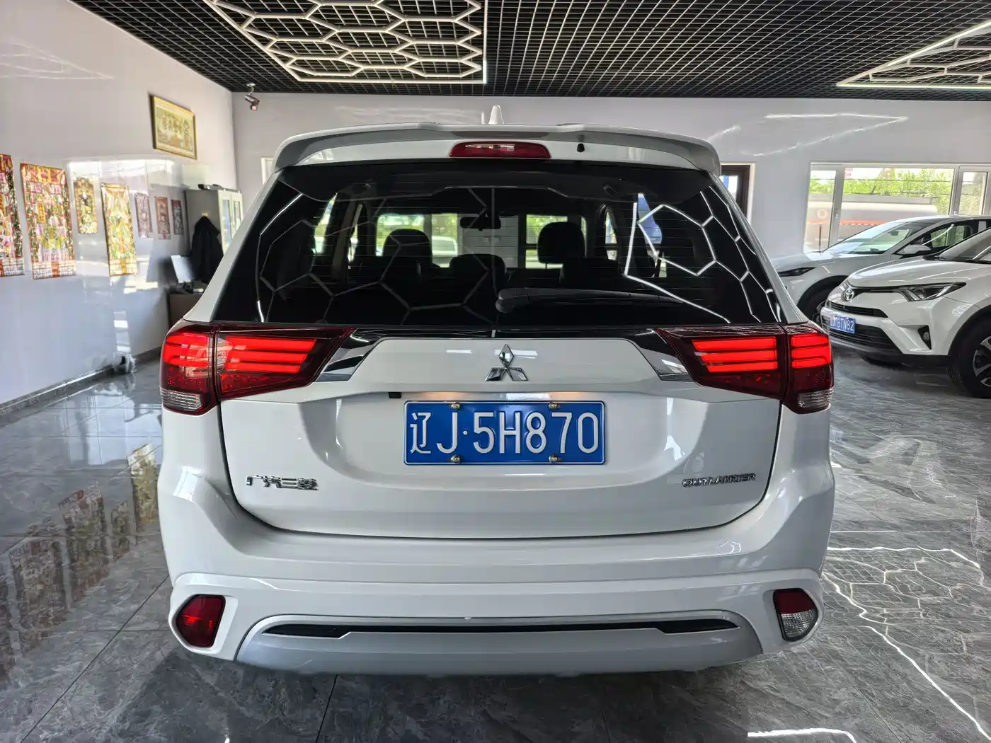 MITSUBISHI OUTLANDER