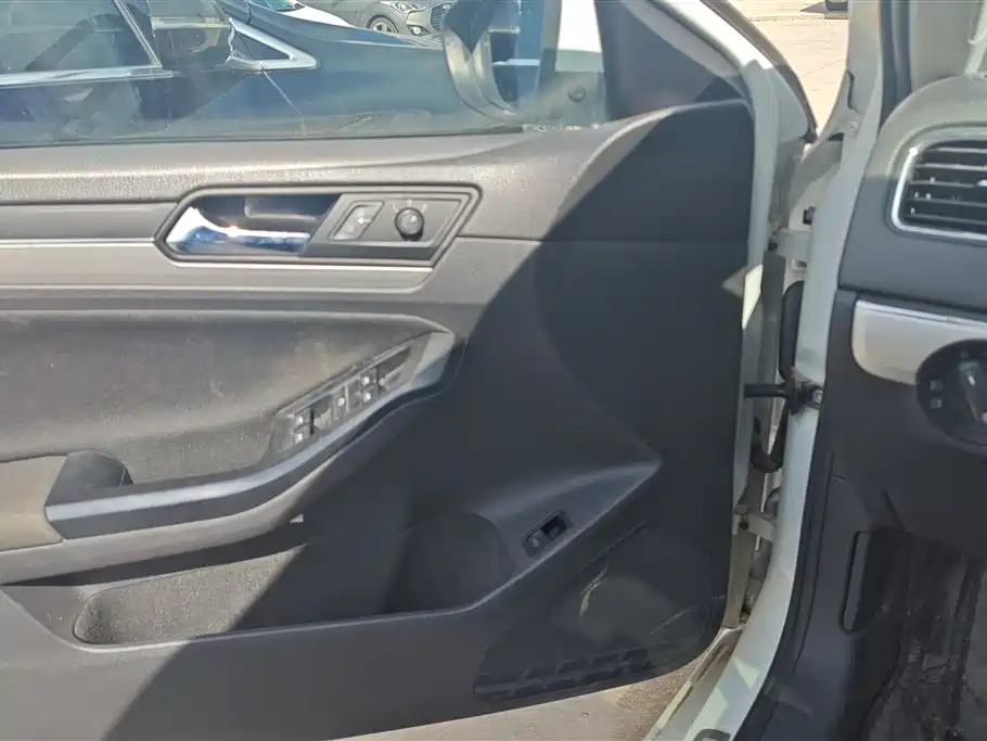 Volkswagen Sagitar 2018 1.6L Automatic Fashion фото 7