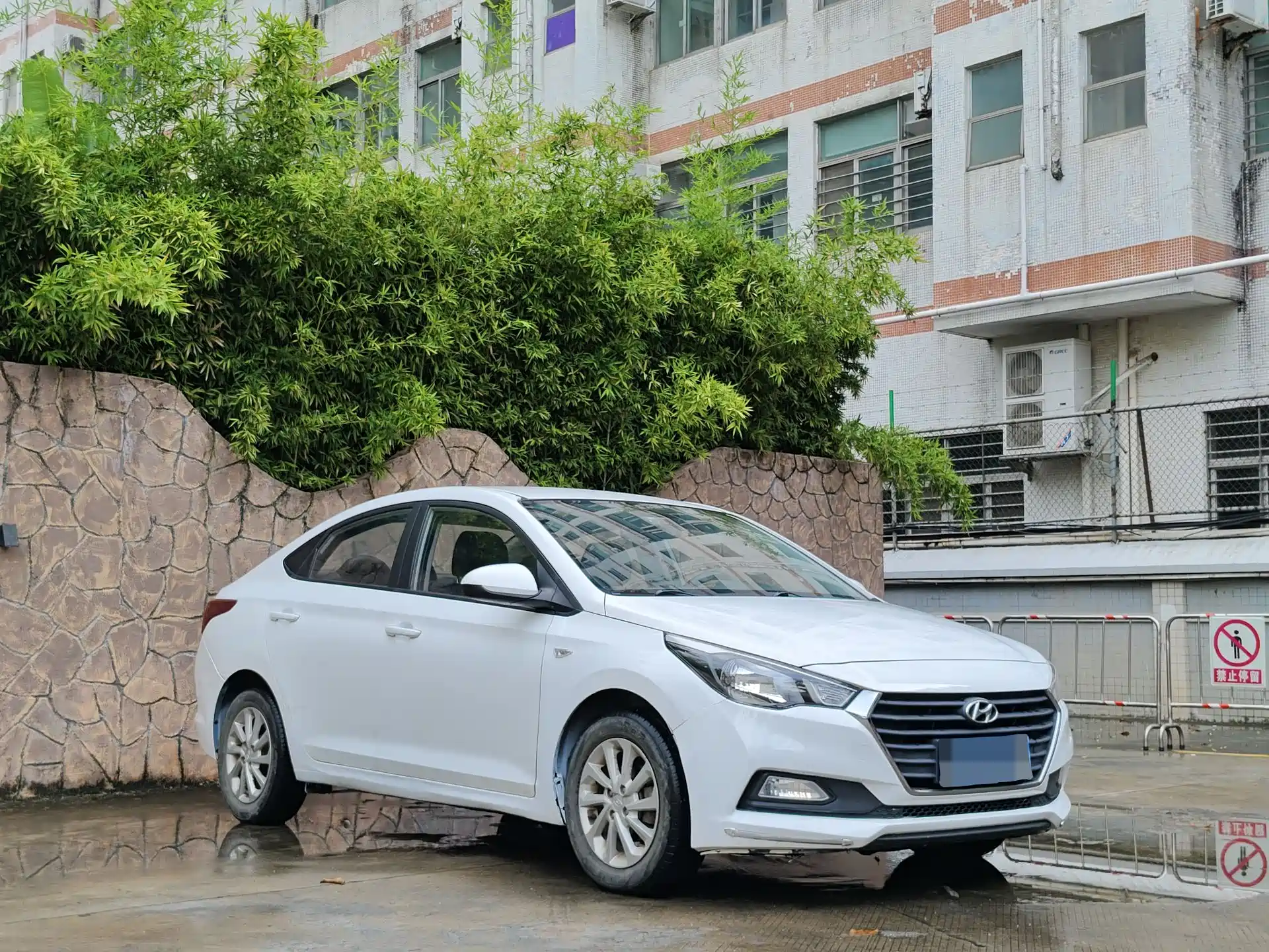 Photo 3 - Hyundai Verna