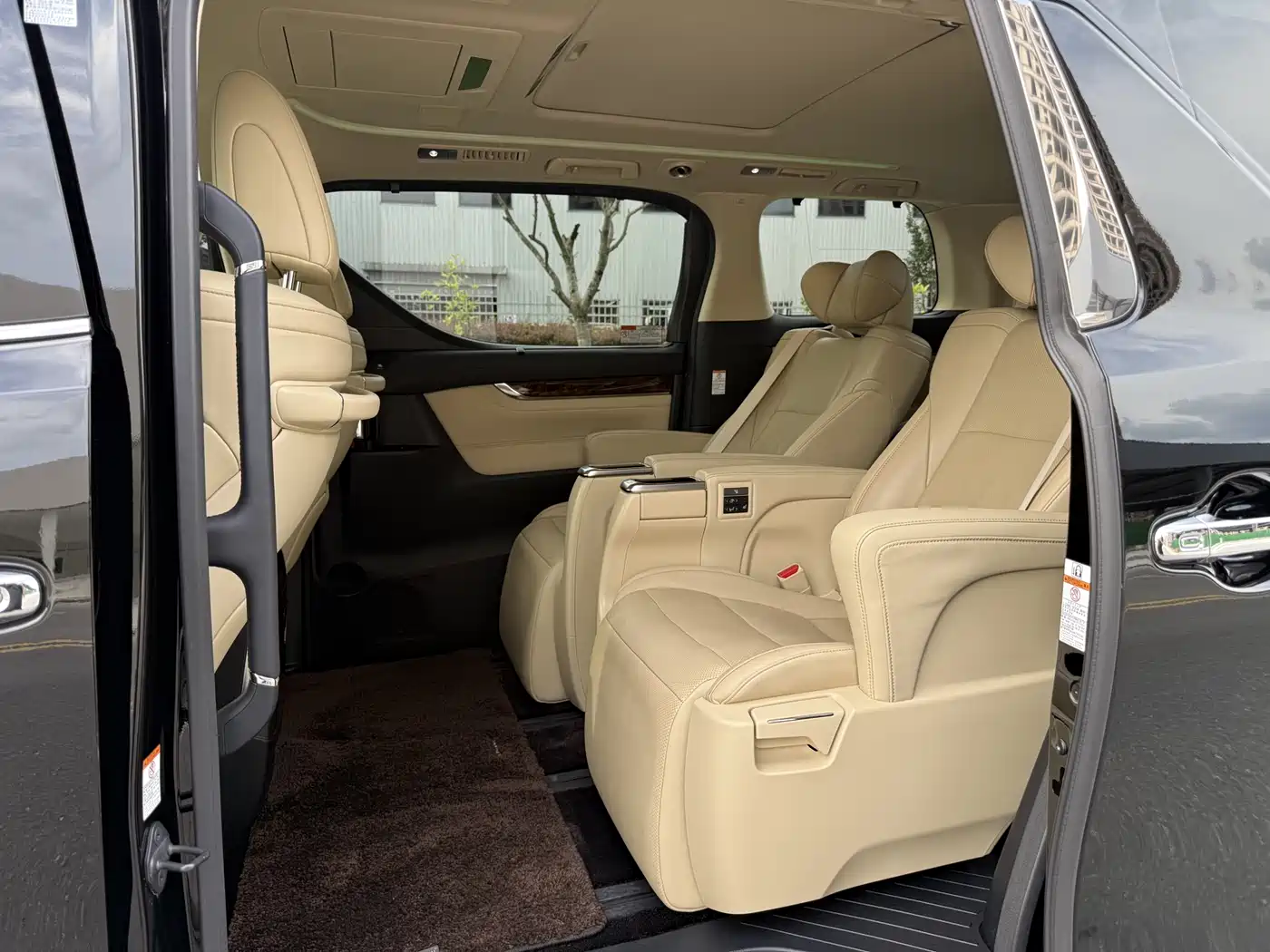 Toyota Alphard 2019 Hybrid 2.5L Luxury фото 9
