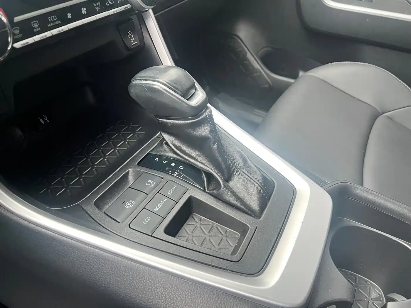 Toyota Wildlander 2022 2.0L CVT FWD Luxury Edition фото 11
