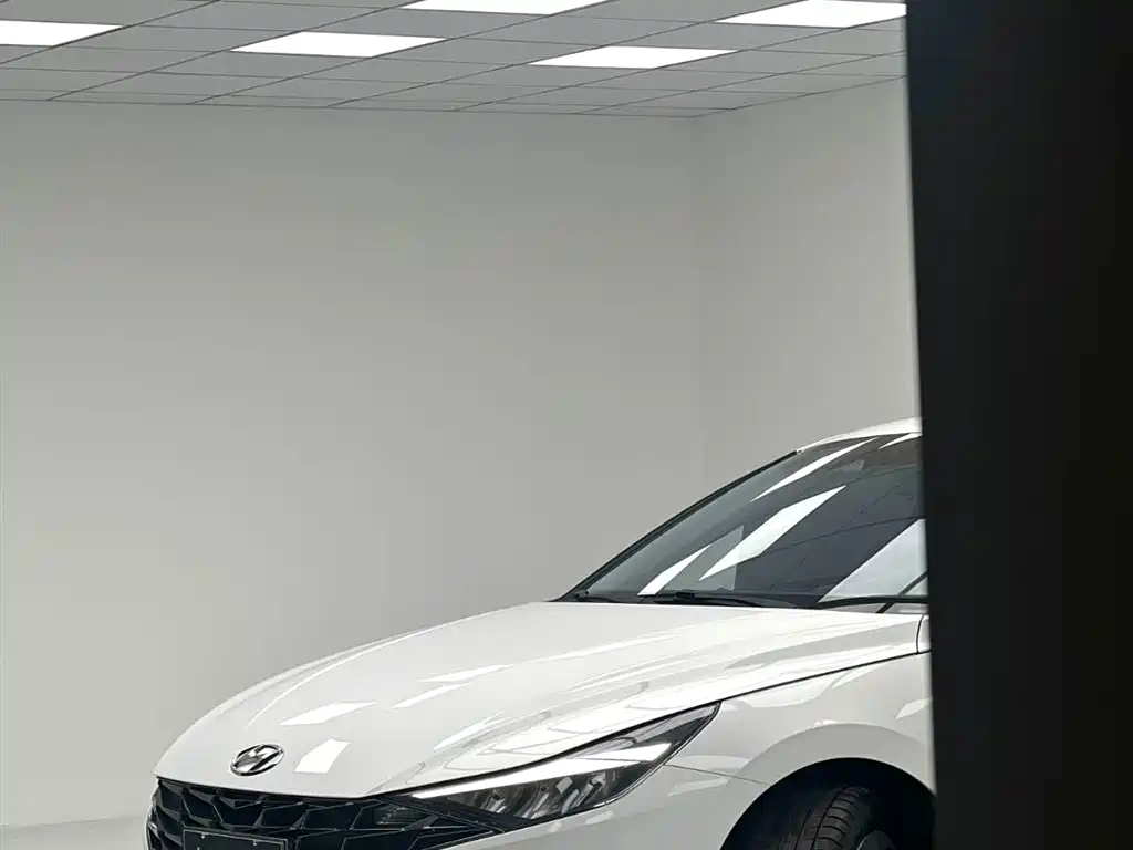 Hyundai Elantra 2021 1.5L CVT LUX Premium Edition фото 4