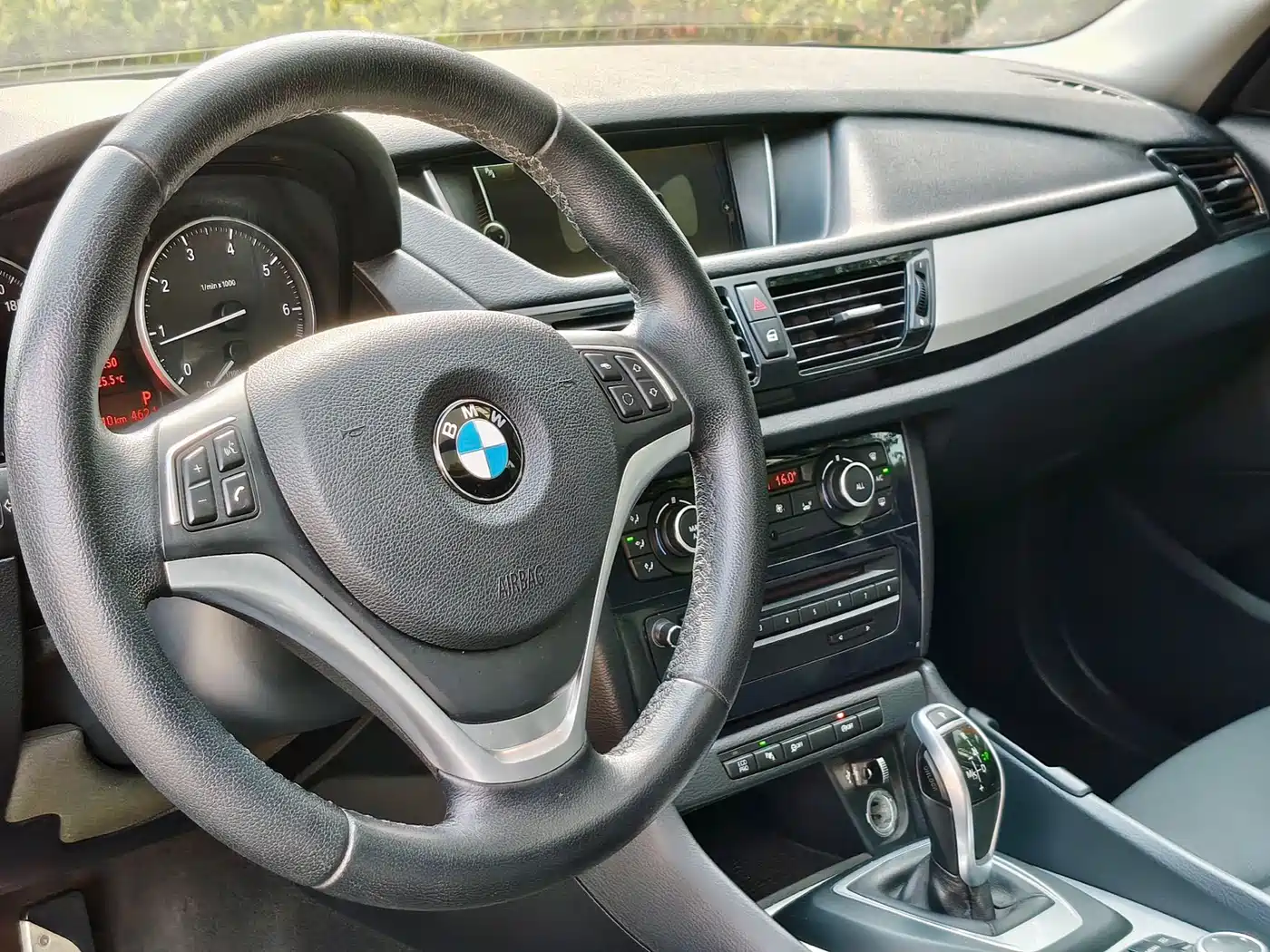 BMW X1 2014 sDrive18i Leading Edition фото 7